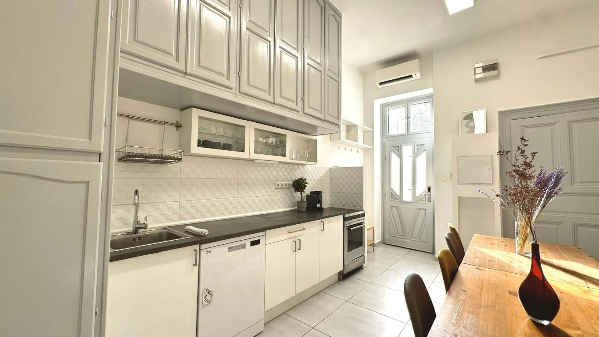 Come On Inn Apartment In The City Center 3 Br Budapest